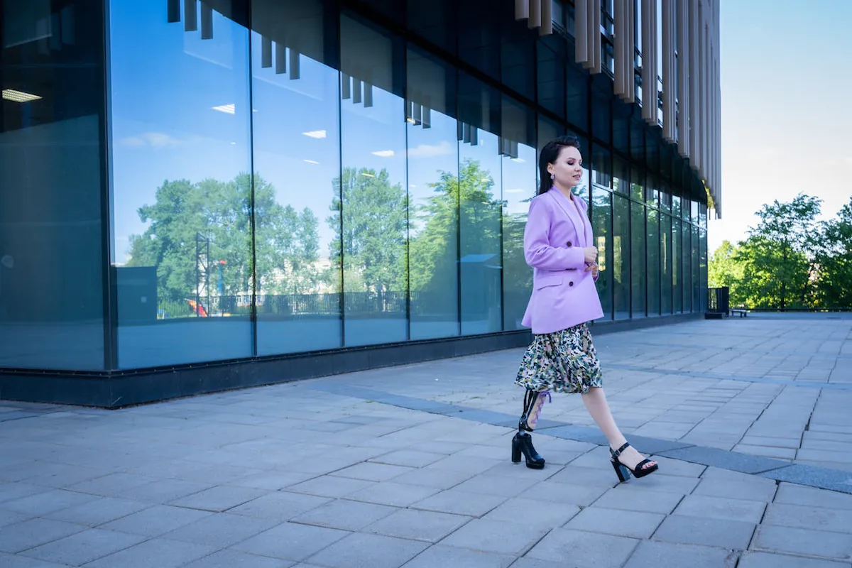 Early weekend incentives - photo of a business woman leaving work