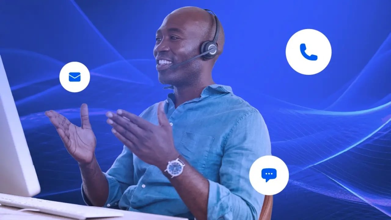 A customer service agent delivers great CX through omnichannel e-commerce.