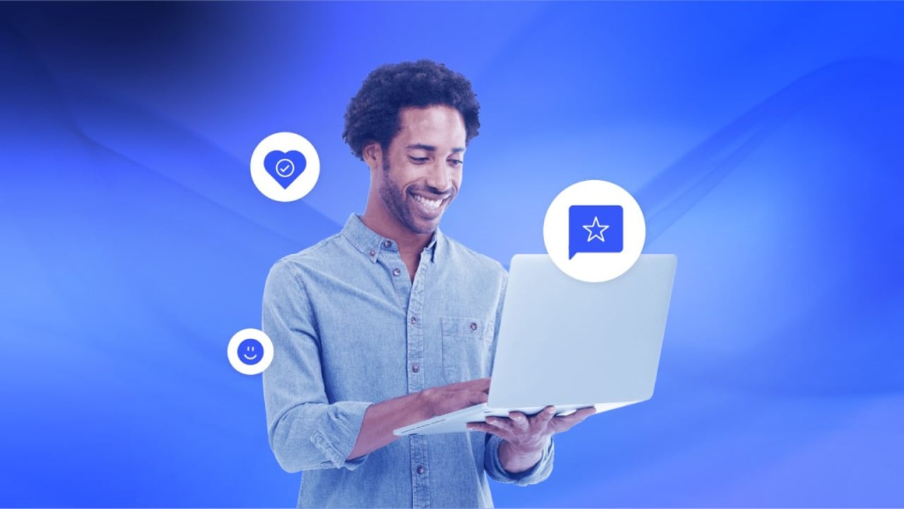 A call center agent provides great service using customer experience optimization strategies.